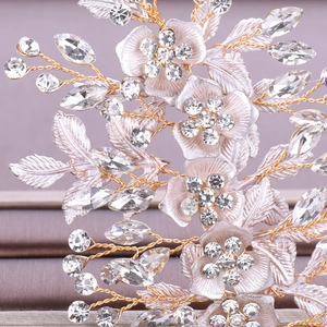 Makroaufnahme von Braut-Haarschmuck mit weißen Blumen und funkelnden Markasit-Kristallen