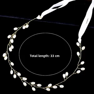 Détail du bandeau de mariée de 33cm en fil doré avec perles et rubans ajustables