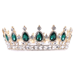 Couronne de luxe dorée avec gemmes gouttes vert émeraude et cristaux blancs