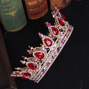 Couronne dorée élégante avec strass rouges sur velours avec des livres anciens