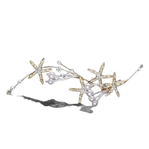 Eleganter Gold-Seestern-Brauthaarschmuck mit weißen Perlen und funkelnden Steinen