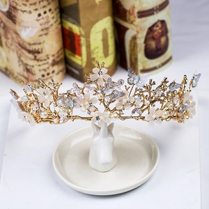 Couronne baroque dorée avec fleurs, papillons, perles et cristaux sur support déco