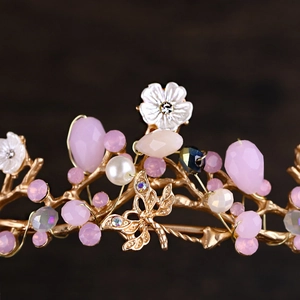 Diadème doré avec cristaux roses perles et fleurs blanches pour coiffure de mariage chic