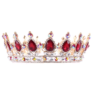 Couronne de mariée dorée luxueuse avec de grandes pierres rouges et cristaux étincelants