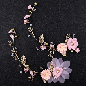 Set de vignes de cheveux avec fleurs roses, feuilles dorées et perles de mariée