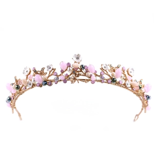 Couronne de mariée dorée avec cristaux roses, motifs floraux et gemmes violettes