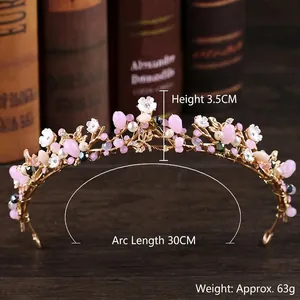Diadème de mariée floral rose et blanc avec perles et cristaux sur livres anciens