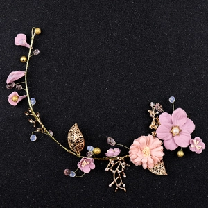 Serre-tête floral rose avec feuilles dorées et perles de cristal pour coiffure mariée