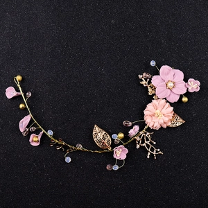 Détail du bandeau à fleurs roses avec feuilles dorées, perles et perles de cristal