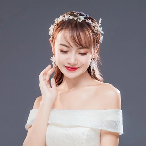 Serre-tête fleuri doré et boucles d'oreilles assorties avec perles pour coiffure mariée