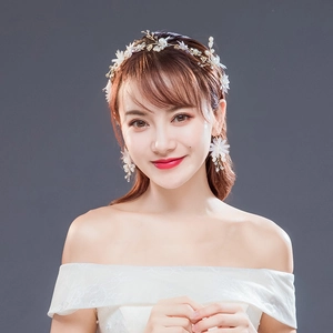 Détails du serre-tête de mariée avec fleurs blanches, perles et boucles d'oreilles