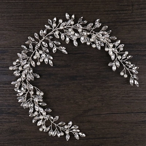 Vigne de cheveux de mariée argentée avec cristaux marquise et perles sur bois