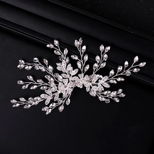Vue détaillée du peigne à cheveux de mariée fait main avec fleurs en argent et cristaux