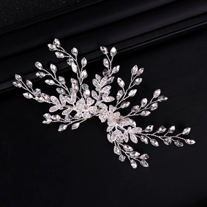 Peigne à cheveux de mariée en argent avec fleurs en cristal et feuilles en strass élégantes