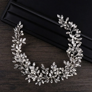 Bandeau de mariage argenté élégant avec cristaux marquise et perles blanches décoratives