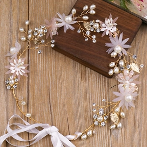 Couronne de mariée élégante avec fleurs roses, perles et fil doré sur fond bois
