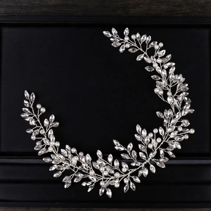 Vigne de cheveux de mariée faite main avec strass marquise et perles sur fil d'argent