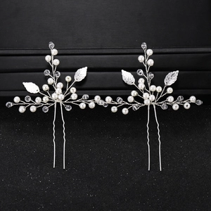 Détails des épingles à cheveux de mariée avec feuilles argentées, perles et cristaux
