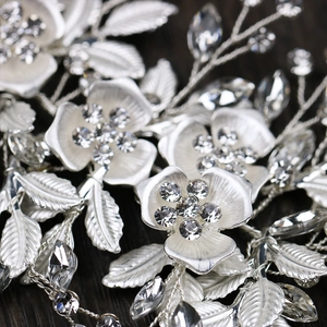 Braut Stirnband in Silber mit weißen Blumenblättern und funkelnden Kristallsteinen