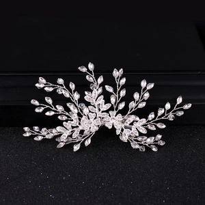 Bijou de tête mariée argenté avec strass brillants et motif de fleurs de cristal
