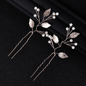 Détails d'épingles à cheveux de mariée feuille or rose avec perles blanches sur fond noir