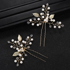 Vue détaillée des épingles à cheveux de mariée en forme de U avec perles et feuilles dorées