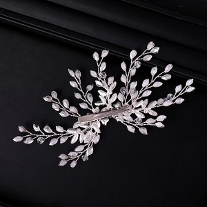 Pince à cheveux de mariée argentée avec feuilles en strass sur fond noir élégant