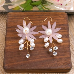 Boucles d'oreilles fleurs en organza rose avec perles blanches et cristaux