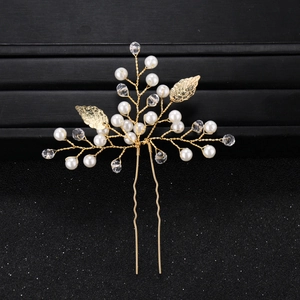 Détail de l'épingle à cheveux mariée avec feuilles dorées, perles et perles cristal