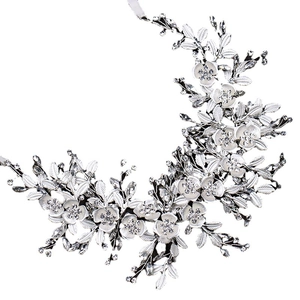 Eleganter Braut-Haarschmuck mit weißen Emaille-Blumen, Silberblättern und funkelnden Kristallen