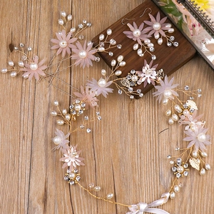 Vue détaillée du set d'accessoires de mariée avec fleurs en tissu rose et perles