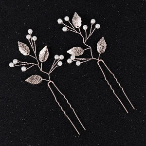Détail de pinces à cheveux de mariée en or rose avec feuilles et perles en lot