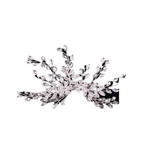 Barrette de mariée argentée avec fleurs en strass et branches en alliage sur blanc