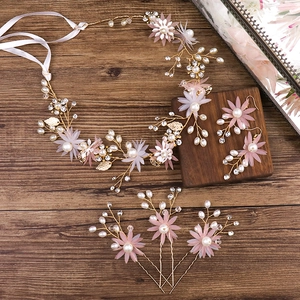 Détail d'un ensemble de bandeau et boucles d'oreilles mariage fleurs roses et perles