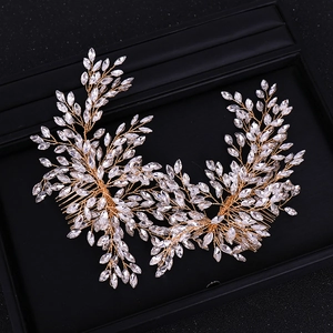 Detail eines handgemachten Brauthaarkamms mit goldenem Blumendraht und Kristall-Strasssteinen