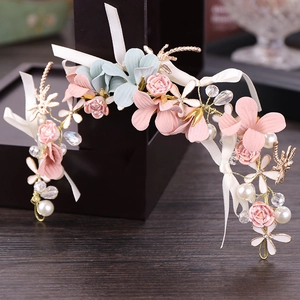 Serre-tête floral élégant avec fleurs en tissu roses et bleues, perles et rubans