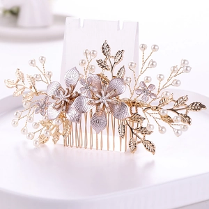Exquisiter Braut-Haarkamm mit goldenen Metallblumen, weißen Perlen und Blattakzenten