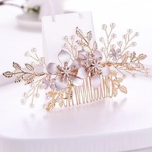 Goldener Braut-Haarkamm mit eleganten weißen Perlen, Kristallen und Metall-Blumen-Blättern