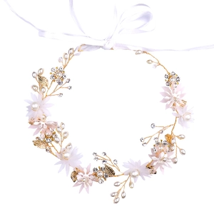 Bandeau de mariée élégant avec fleurs en tissu blanc, perles et cristaux sur fil doré