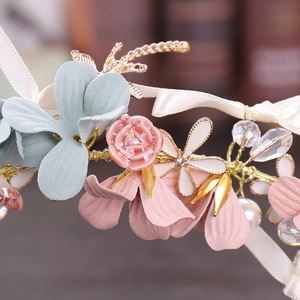 Détail de l'accessoire floral avec perles et strass sur fil métallique doré