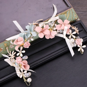 Serre-tête fleuri élégant avec fleurs en tissu rose, perles blanches et perles de cristal