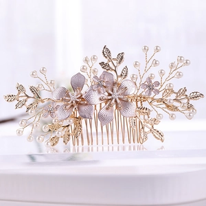 Detail von Braut-Haarkamm mit lila Emaille-Blumen, Perlen und goldenen Blättern