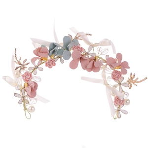 Bandeau élégant pour bébé avec fleurs en tissu rose et perles sur fond blanc