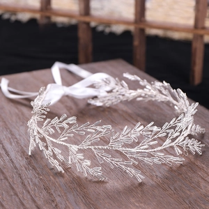 Détail d'un bandeau de mariée en argent tissé à la main avec perles en cristal