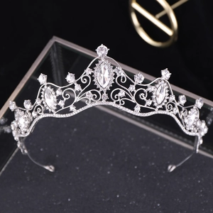 Dettaglio ravvicinato di una corona da sposa in argento con zirconi su sfondo scuro