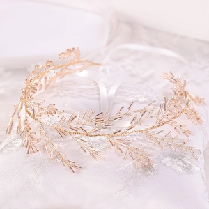 Vue détaillée du bandeau de mariée doré fait main avec perles champagne et ruban blanc