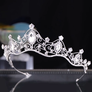 Dettaglio della tiara da sposa con montatura in lega d'argento e cristalli luccicanti