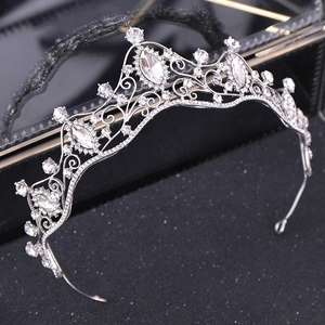 Elegante tiara da sposa argentata con cristalli marquise e strass per eventi nuziali
