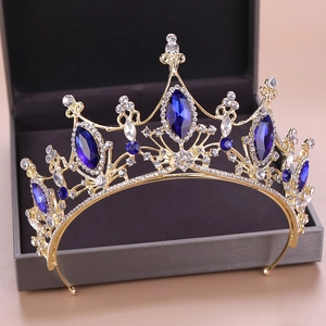 Dettaglio della corona dorata con cristalli blu navy e strass brillanti in primo piano