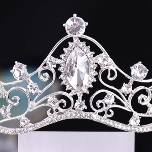 Dettaglio corona da sposa argento con cristallo taglio marquise e filigrana fine